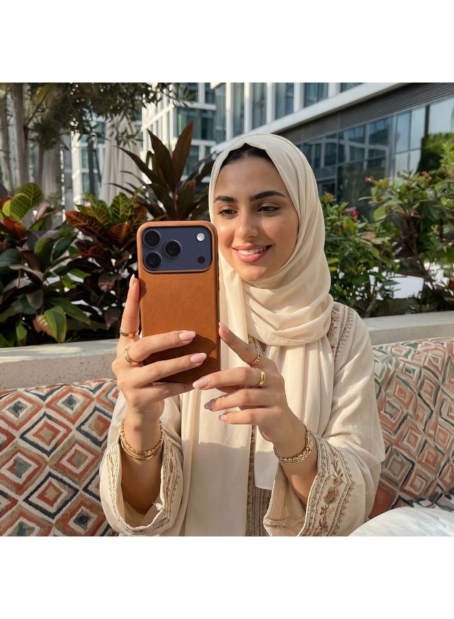 موبكوس جراب جلدي فاخر لهاتف آيفون 17 برو ماكس - لون بني فاتح مع شحن لاسلكي مغناطيسي، مصنوع من جلد فاخر. يجمع هذا الجراب الفاخر بين الأناقة والمتانة، ليمنحك مظهرًا أنيقًا وراقيًا مع توفير حماية فائقة. - Image 4